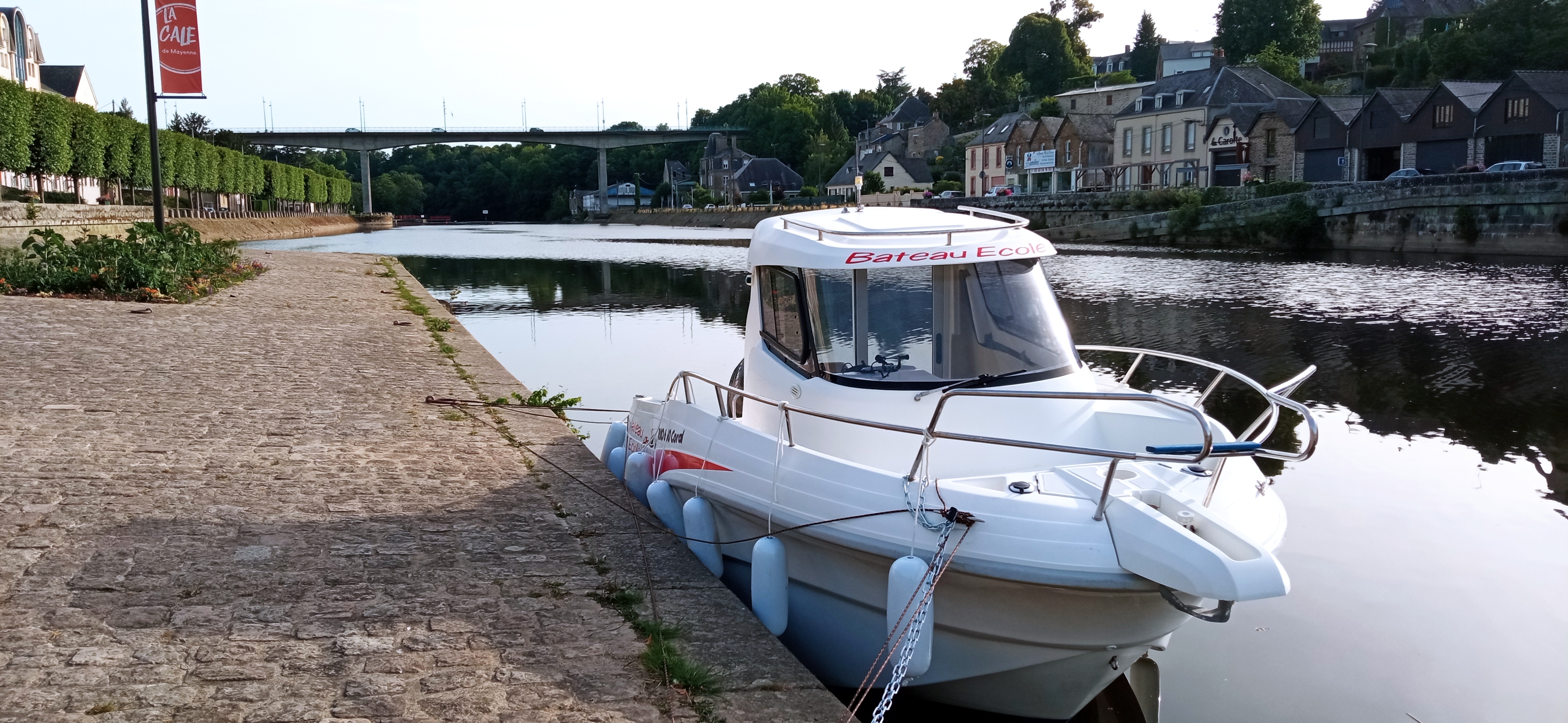 Le bateau de l'École sur la Mayenne