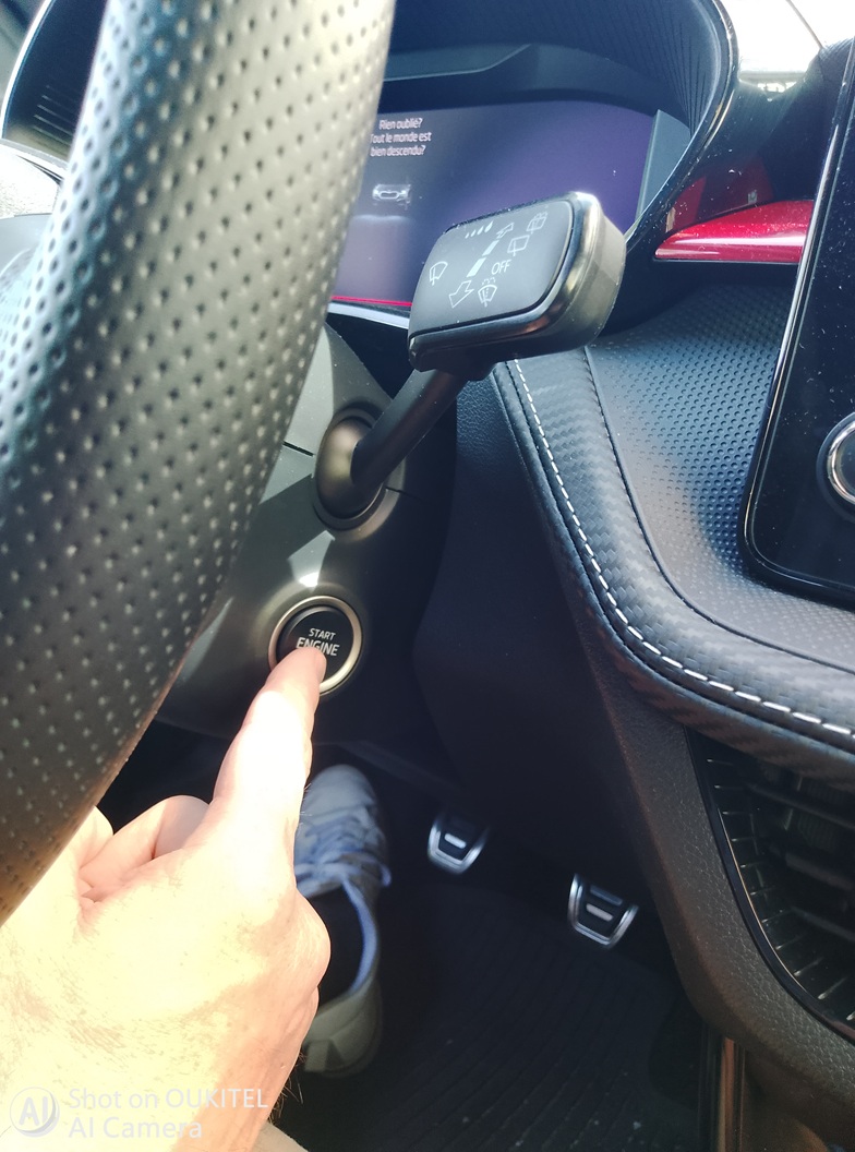 Appuyer sur Start pour éteindre le moteur, ou allumer le contact seul