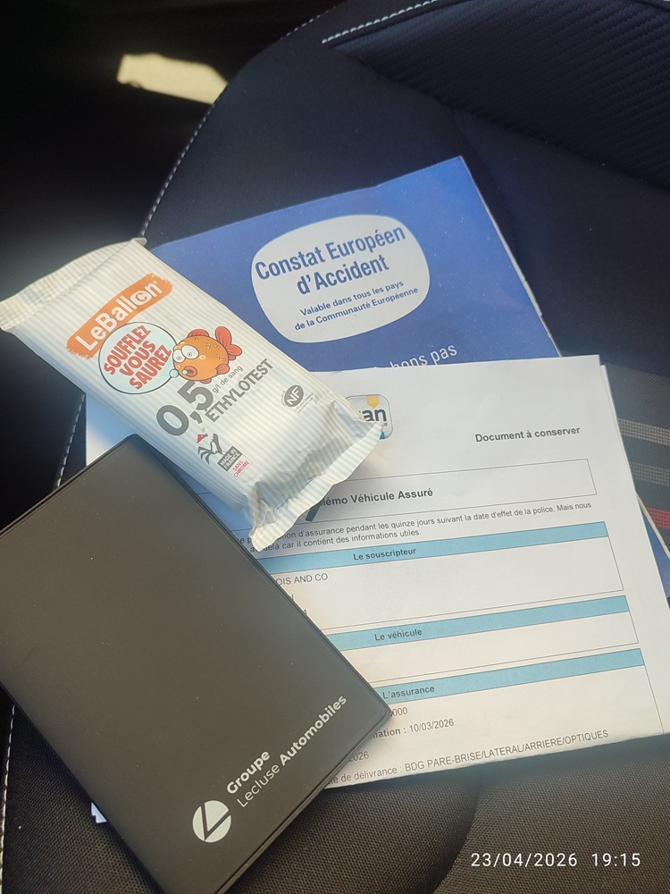 Dans la boîte à gants - Certificat d'immatriculation (pochette noire), mémo d'assurance, éthylotest, constat amiable