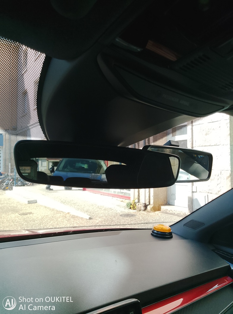 Rétroviseur central photosensible (pas de position nuit, se teinte à la lumière, automatiquement)