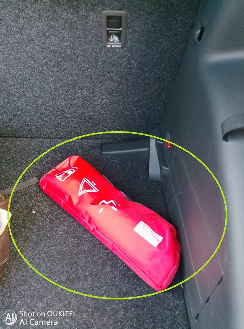 Triangle de présignalisation dans le coffre