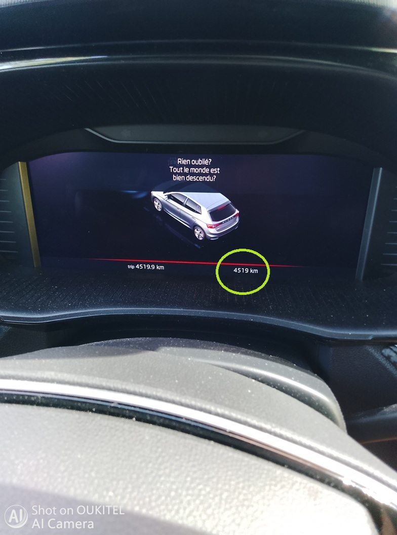 Véhicule éteint, totaliseur kilométrique affiché