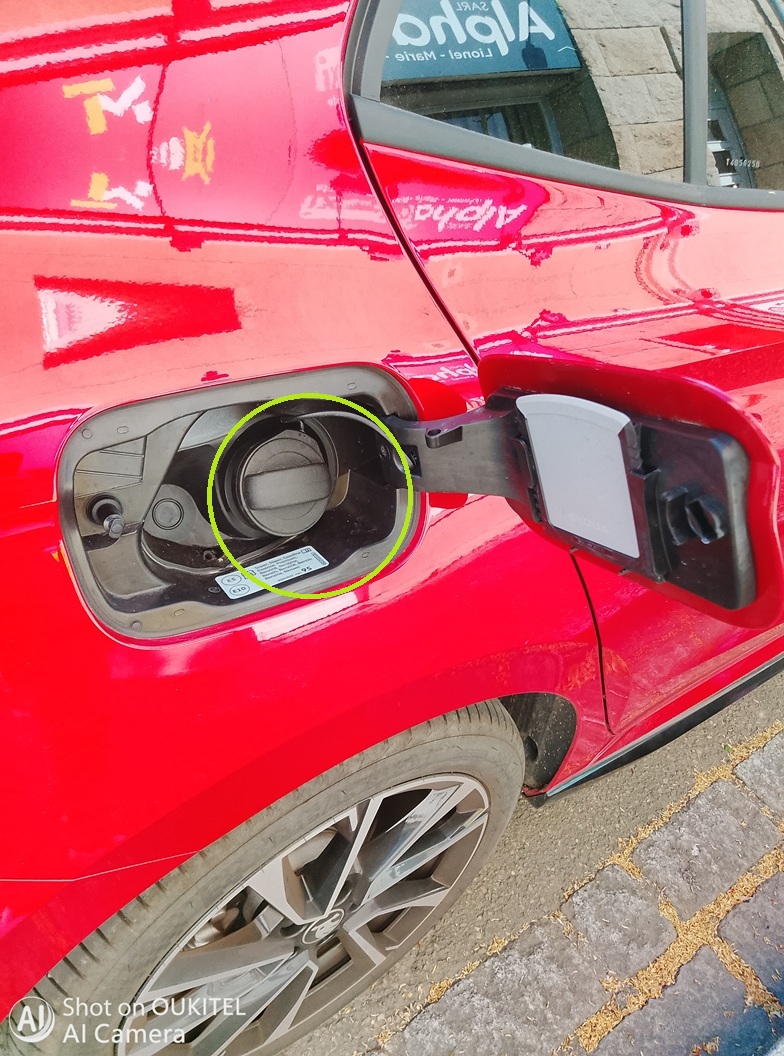 Vérifier la fermeture de la trappe et du bouchon de carburant